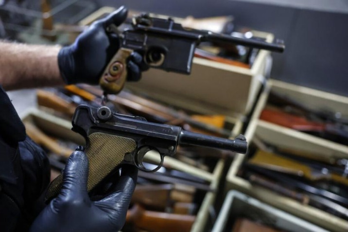 pistol Luger Jerman